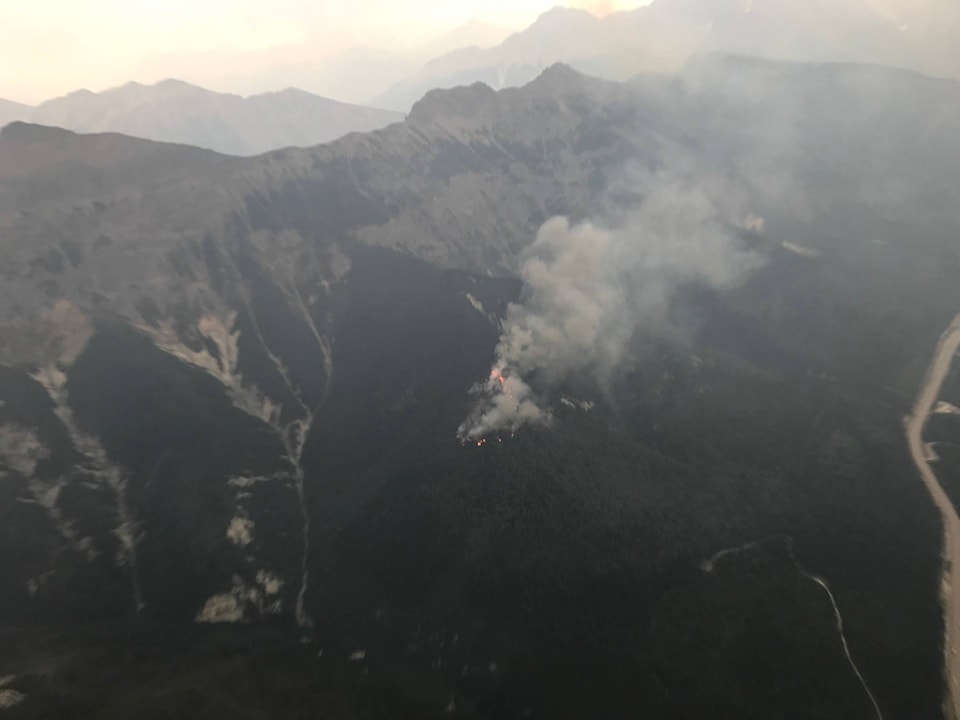 25912773_web1_210729-GOS-MtHunter-Fire_1