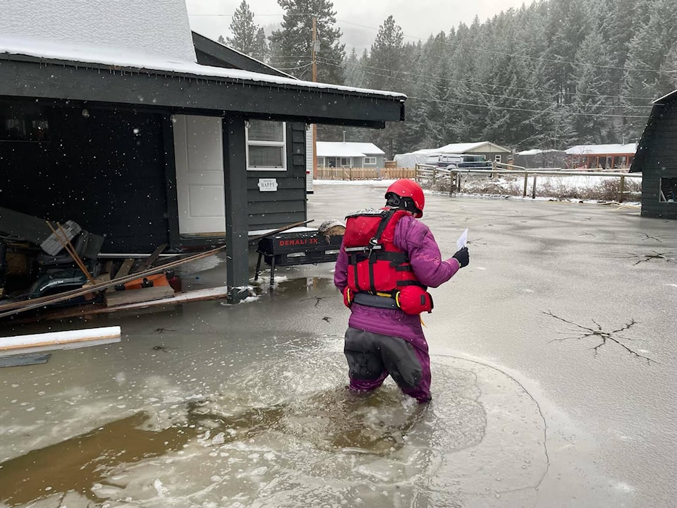 27251131_web1_211124-OK-RecuersRecapWeek-PrincetonFloods_1