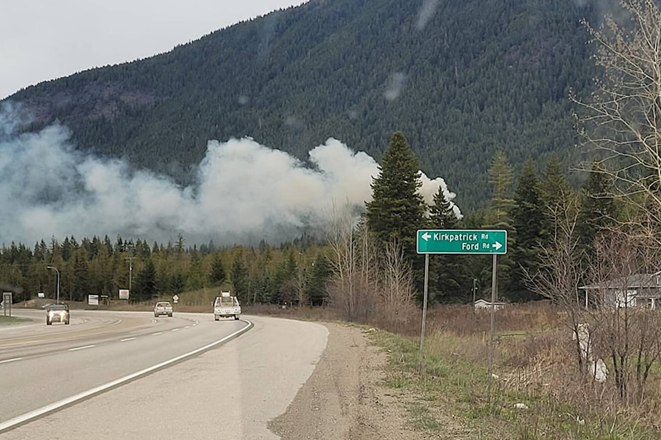 28850113_web1_220422-SAA-tappen-fire-road-sign