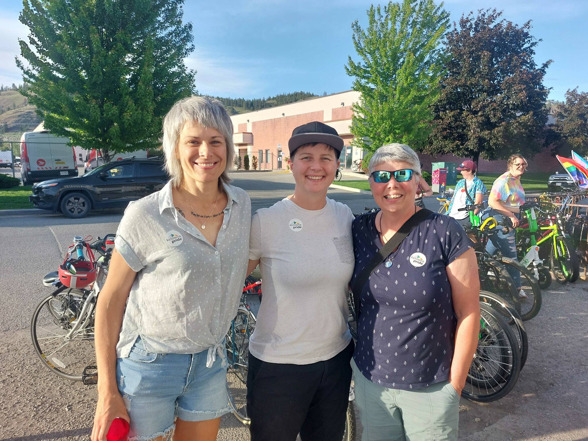 Friends enjoying pizza and diversity at Jack Knife Brewing (Jacqueline Gelineau/Capital News)