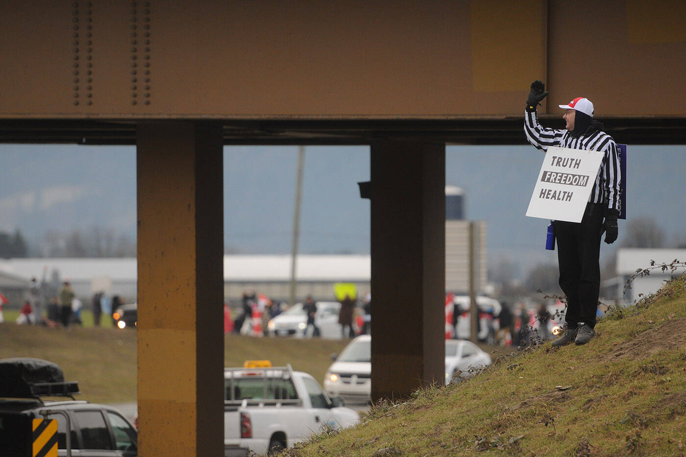 Hundreds of people were at the Lickman Road overpass in Chilliwack on Saturday, Jan. 29, 2022 in support of truckers protesting vaccine mandates. (Jenna Hauck/ Chilliwack Progress)