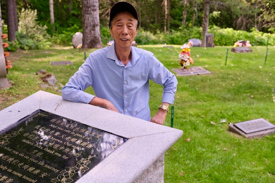 33297060_web1_230713-KWS-ChineseCemetery-Jay_1