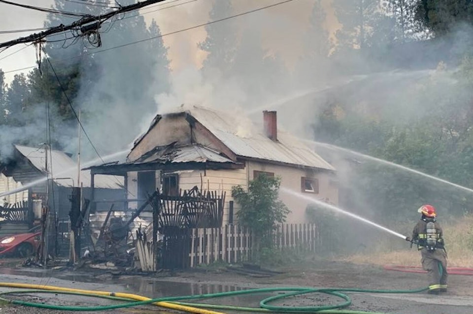 33586987_web1_230817-PSS-fire-_1