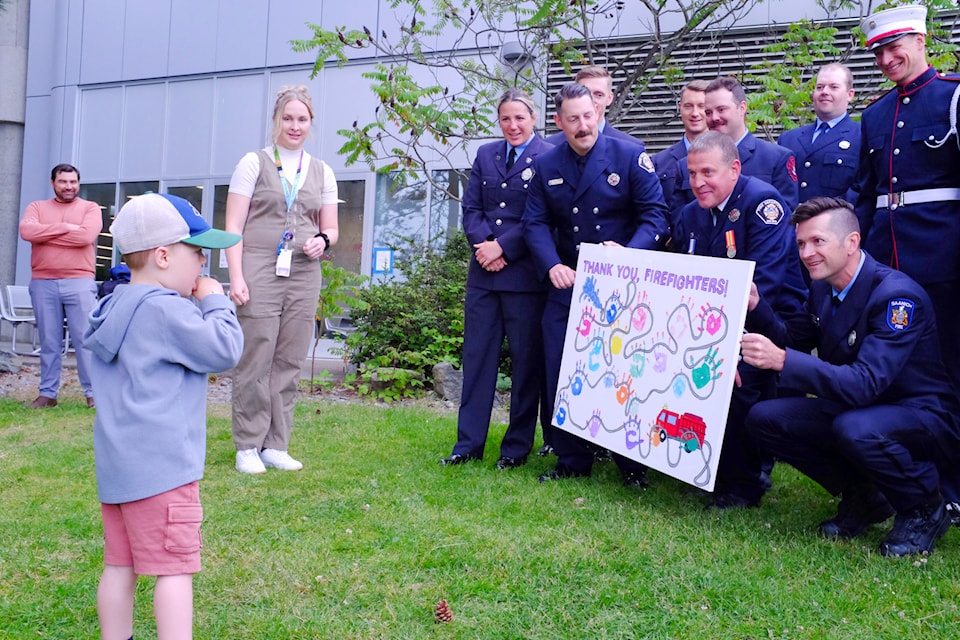 A little one delivered a “thank you” poster to the region’s firefighters for their donation.