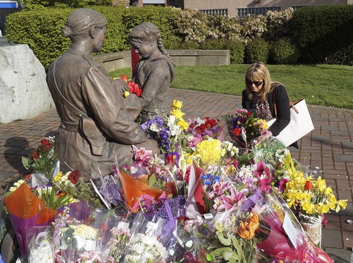 GNG Becket statue flowers-RS