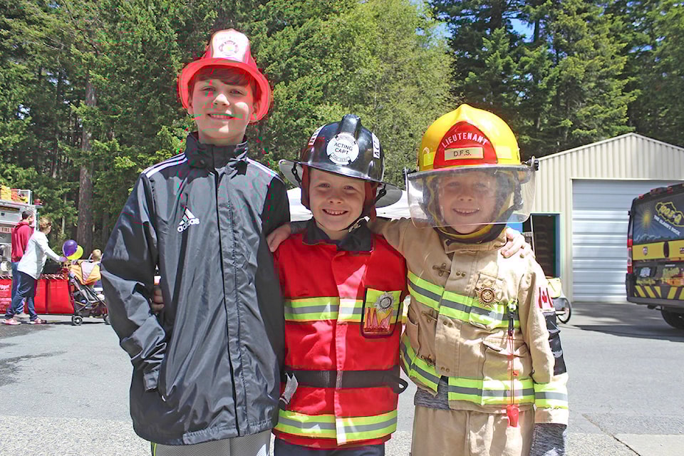 12256285_web1_180613-GNG-ColwoodFire3