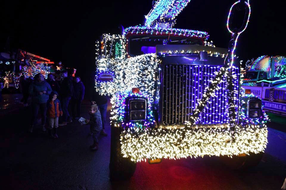 14596571_web1_171206-GNG-TruckLightParade2