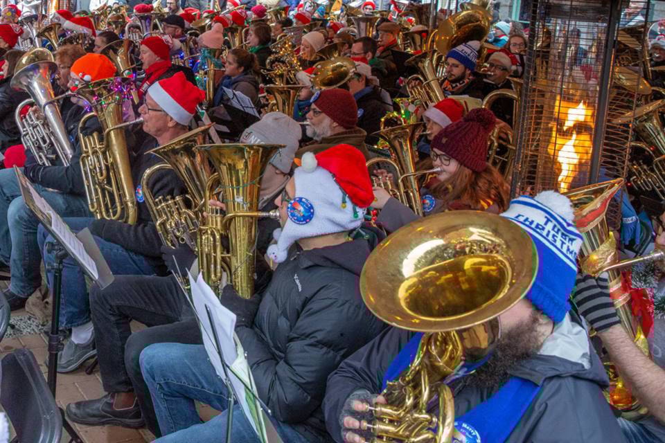 14721447_web1_181210-VNE-TubaChristmas_1
