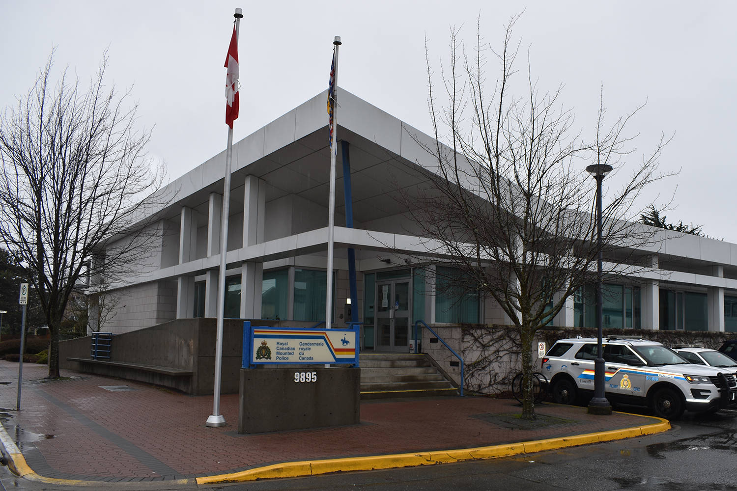 Man waving a gun at grocery store leads RCMP to Sidney sailboat arrest