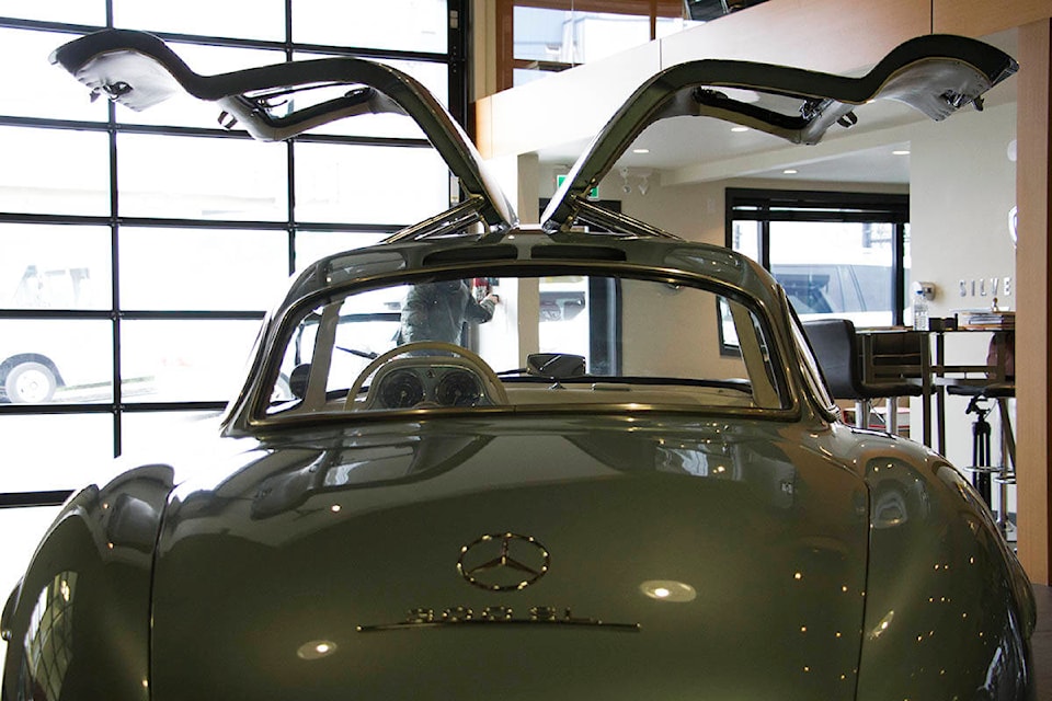 20825259_web1_200305-VNE-BatmobileSale_3