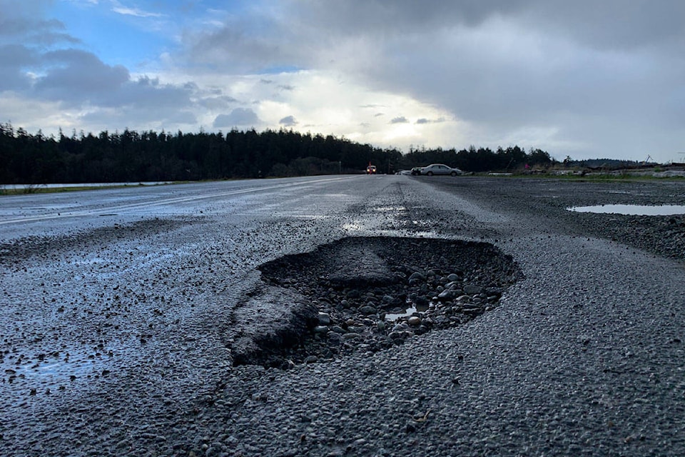 21489559_web1_200124-GNG-Potholes-Colwood_1