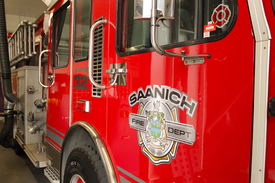 21778155_web1_200418-SNE-SaanichSaluteFireDept-saanichsalute_4