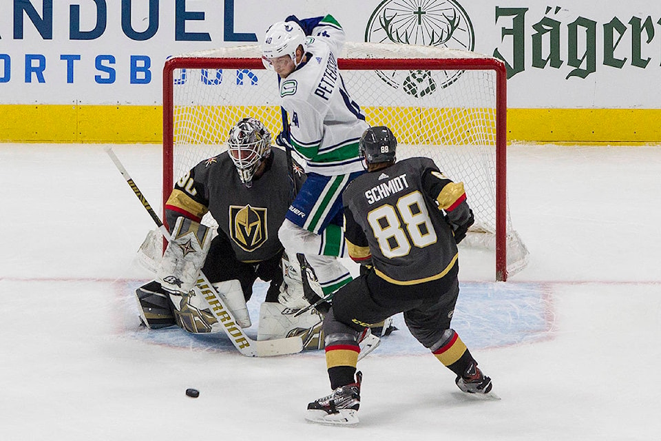 22979587_web1_201012-Canucks-Schmidt-nate_1