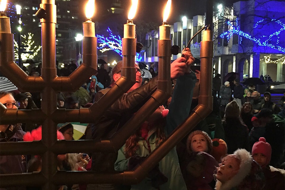 27269202_web1_211122-VNE-HanukkahMenorah_1