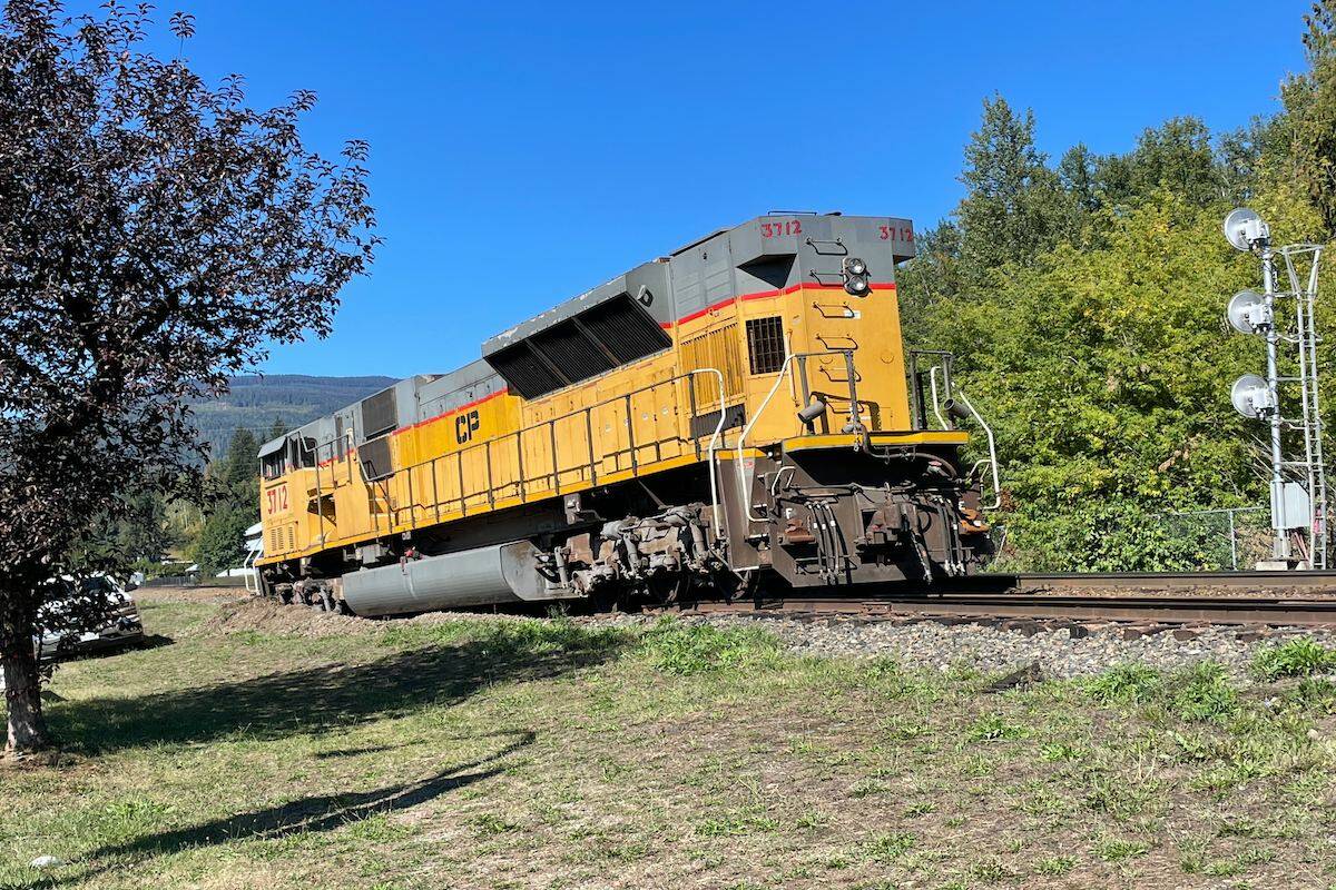 The derailed CP engine in Revelstoke. The incident occurred at approximately 12 p.m. on a segment of track adjacent to Victoria Rd. (Zachary Delaney/Revelstoke Review)