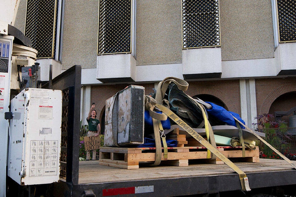 30477309_web1_13099240_web1_180811-VNE-StatueRemoval2-1024x682