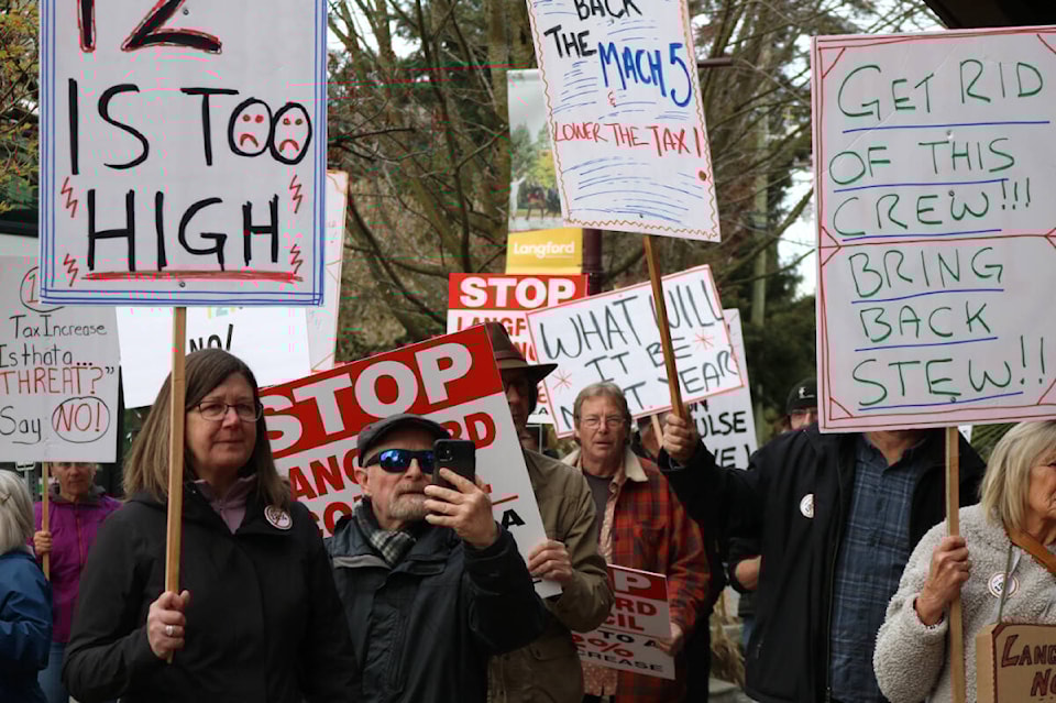 32474637_web1_230419-GNG-Langford-tax-protesters-protest_2