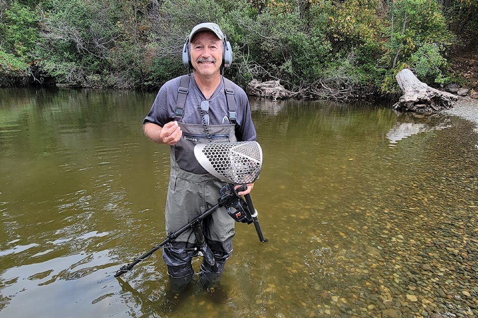 Craig Shotton and his trusty metal detector finds Deborah Parker's wedding ring at the bottom of Lookout Lake.