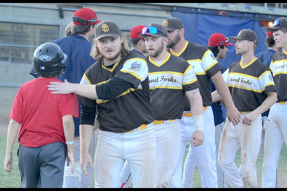 Once the final game was concluded, the Alaska Goldpanners and Grand Forks Slag Dusters did the group handshake before final trophy and cheque presentations. 