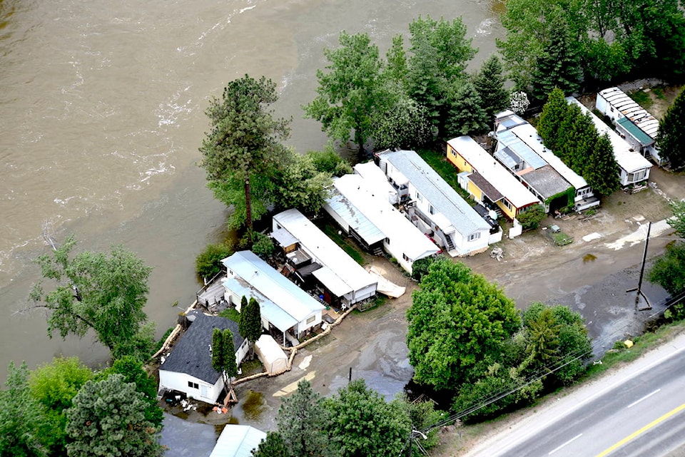 14903623_web1_GrandForks-Flooding-May19-32