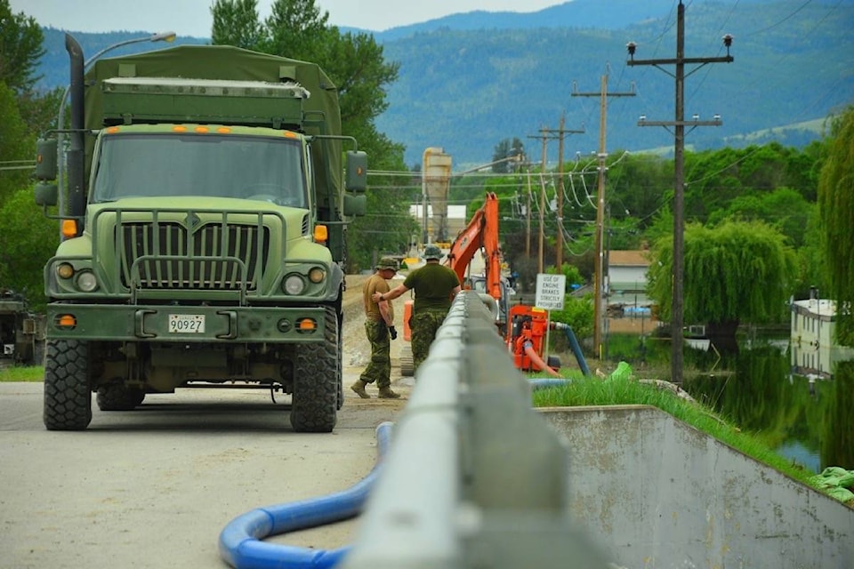 16526526_web1_180521-BPD-M-grand-forks-floods-0230