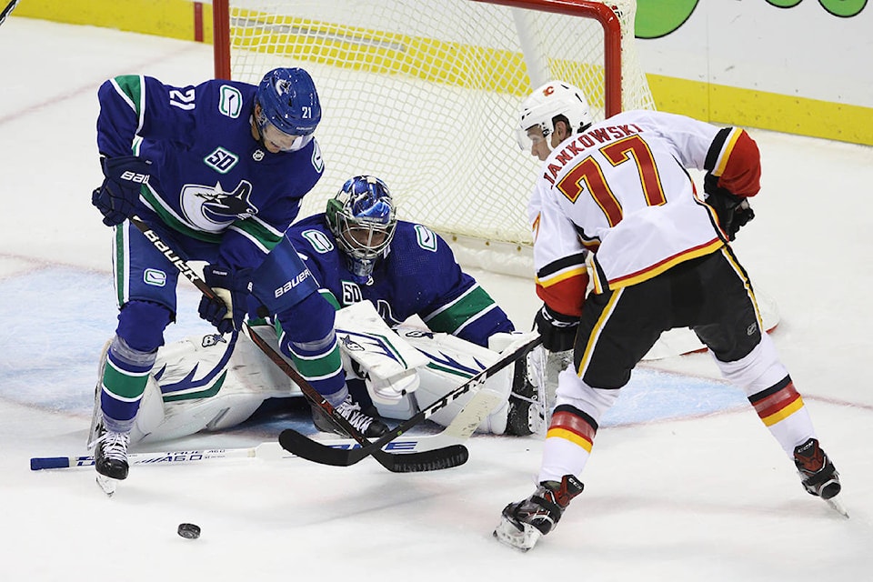 18554297_web1_190916-IFD-Canucks-Flames