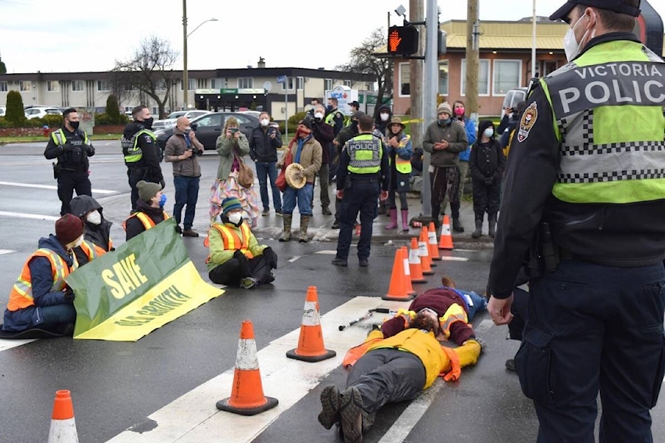 30214507_web1_20220422-BPD-Old-Growth-roadblock-vic-jan10.22.VNE