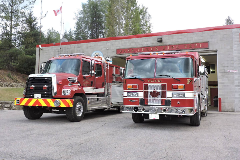 30690796_web1_221020-CAN-pass-creek-fire_1