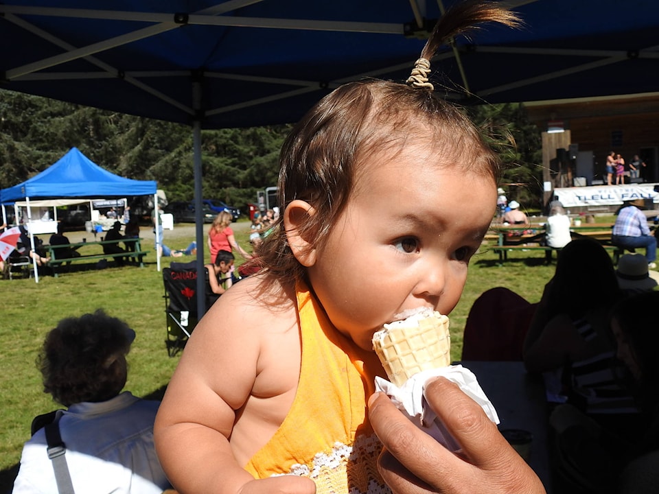 12828219_web1_2017_0806-Liz--Archie-s-great-granddaughter-Eliza-cooling-off-TLELL-FALL-FAIR-124