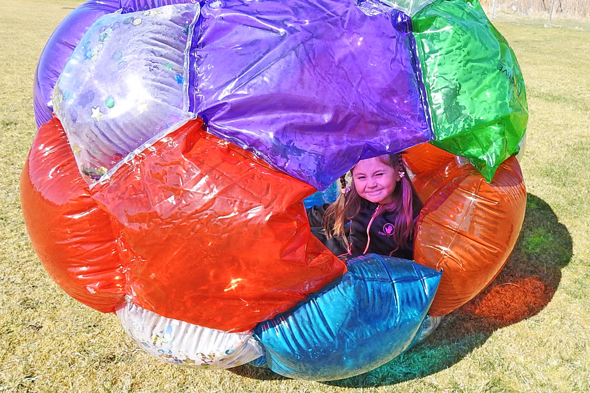 16203496_web1_2019_0330-Family-Day-in-Old-Massett-Ops-Beach-008