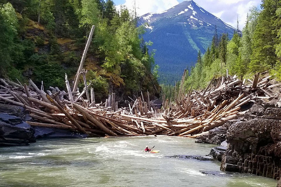 17607785_web1_TST-kayakers3