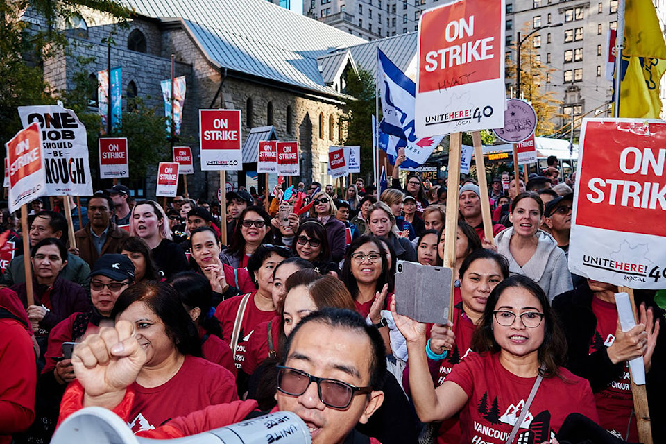 18758097_web1_vancouver-hotel-strike