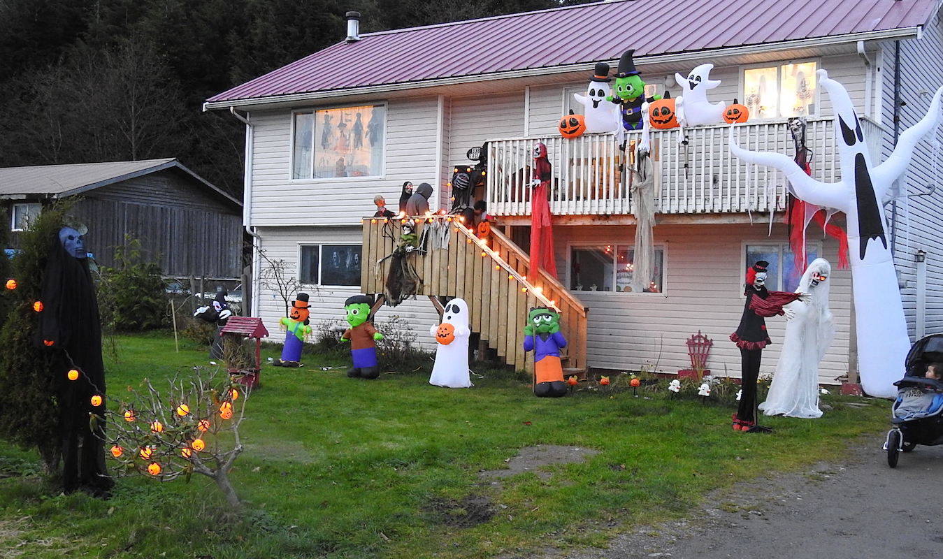 19241438_web1_House-Halloween-in-Old-Massett-and-Masset-046