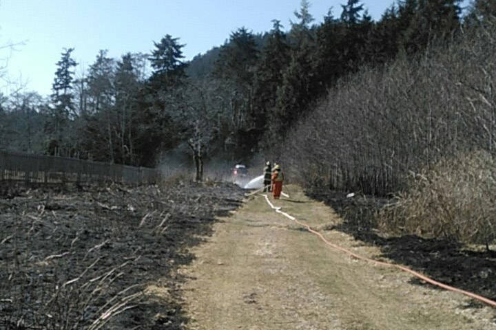 21135606_web1_200410-HGO-skidegate-cemetary-fire_1