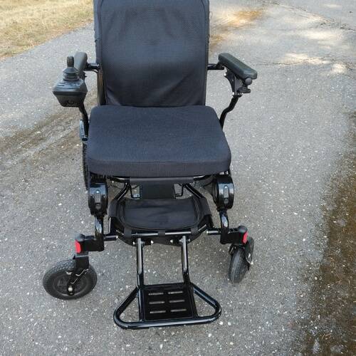 27667982_web1_211229-HTO-folding.wheelchair