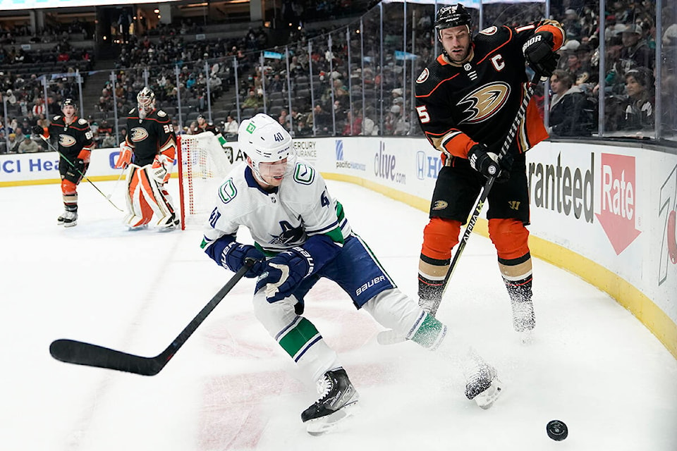 27677898_web1_211229-CPW-Canucks-Ducks-ducks_1