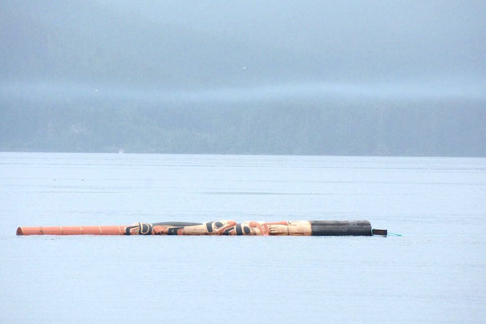 30524779_web1_221006-PRU-HGO-totem-raising-memorial-pole-Jaalen-Gwaai-Edenshaw-pole_1