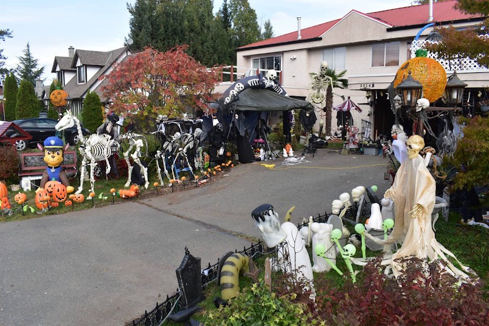 34339306_web1_231025-CVR-C-HALLOWEEN-HOUSE-1_1