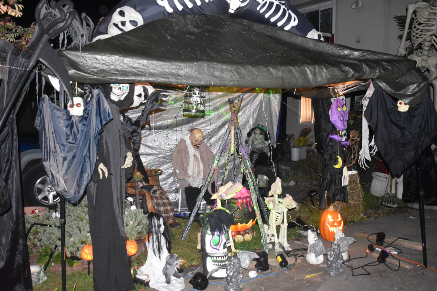 34339306_web1_231025-CVR-C-HALLOWEEN-HOUSE-1_4