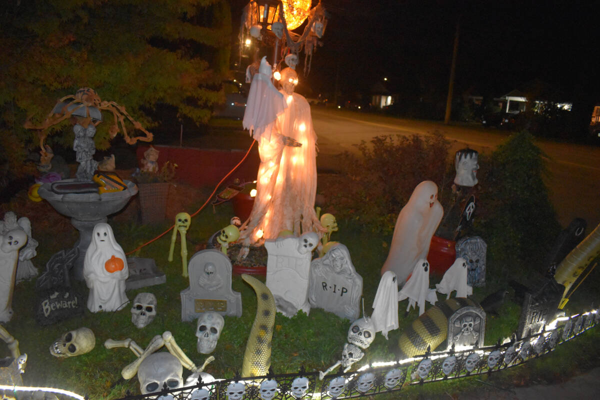 34339306_web1_231025-CVR-C-HALLOWEEN-HOUSE-1_5