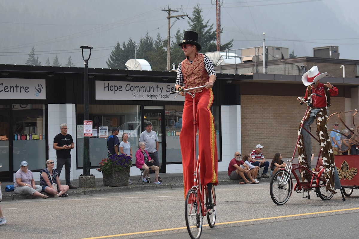 Plenty of smiles during 2025 Envision Financial Grand Parade in Hope