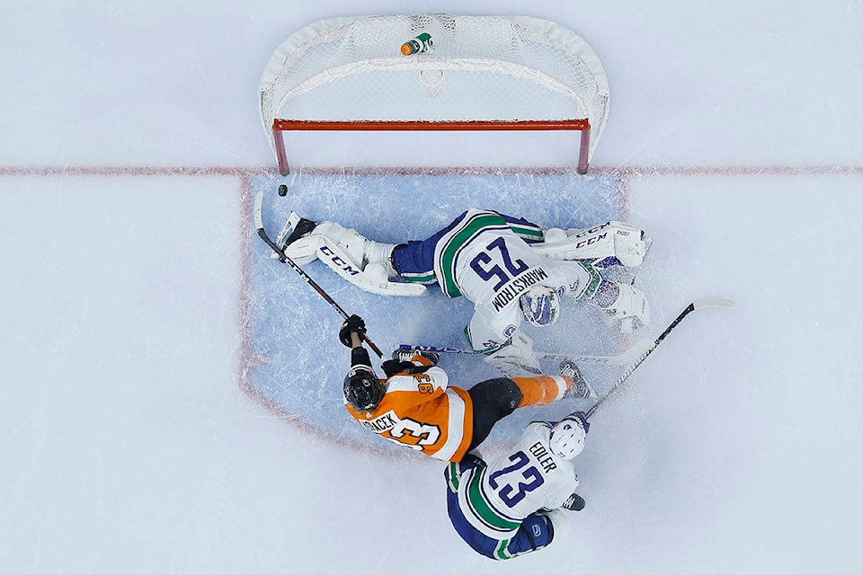 15415402_web1_190204-IFD-Canucks-Flyers2