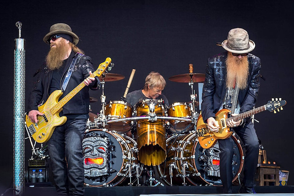 18043620_web1_1280px-ZZ_Top_on_the_Pyramid_Stage_at_Glastonbury_2016_IMG_8527_-27374417884-