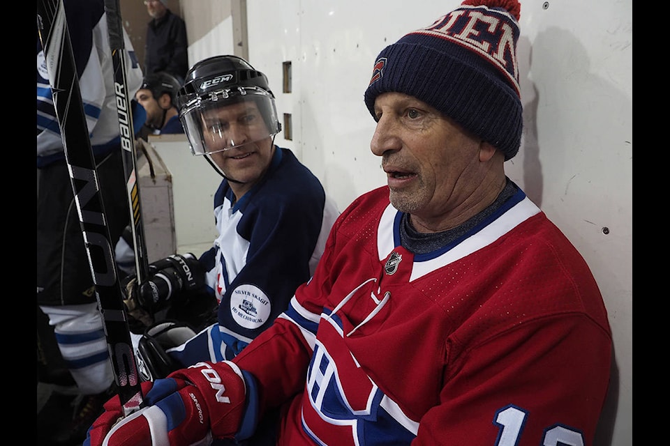 Hope Jamie Riddell (left) and former Hab Keith Acton have a chat on the bench, between shifts. (Barry Stewart/ Hope Standard)