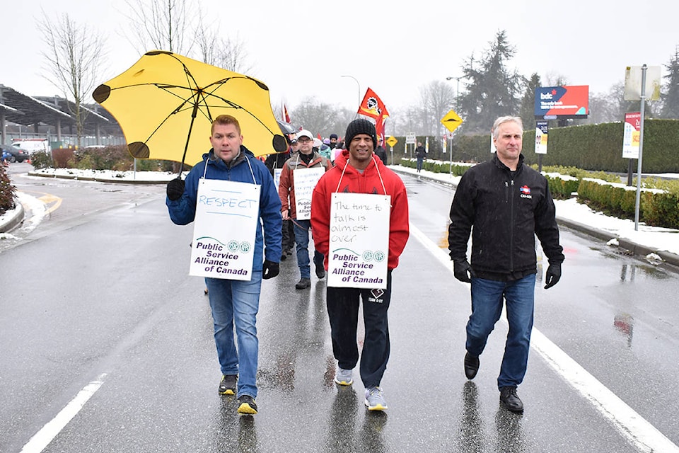 Members of the Customs and Immigration Union (CIU) and the Public Service Alliance of Canada staged a rally at the Peace Arch border Wednesday afternoon. (Aaron Hinks photo)