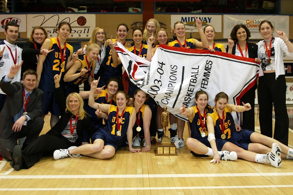 UBC Sports Hall of Famer Carrie (Watson) Watts (far right, front row) helped lead the UBC Thunderbirds to the 2004 national championship, their first since 1974. She served as assistant coach a few years after graduation. (Photo/UBC)