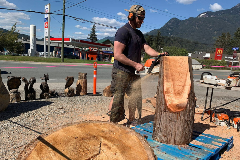 26201901_web1_210503-HSL-ChainsawCarvingNOTcancelled-carving_1