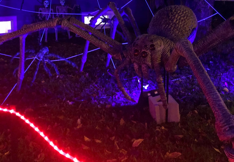 26986850_web1_211028-CPL-BlaisHalloweenHouse_1