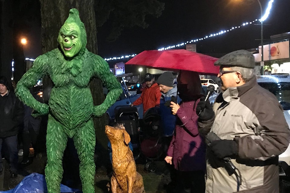 27502714_web1_211213-HSL-MayorChecksGrinchStatue-statue_1