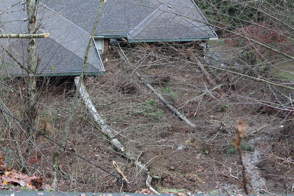27576274_web1_211210-MCR-landslide-hits-house-landslide_3
